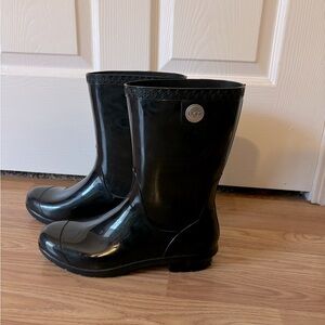 UGG rain boots black Make the perfect splash in this cool-weather staple by UGG®